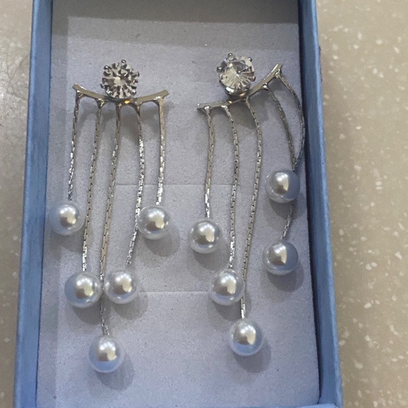 New, Fashion Jewelry, Silvery earrings with pearls. - Picture 5 of 6